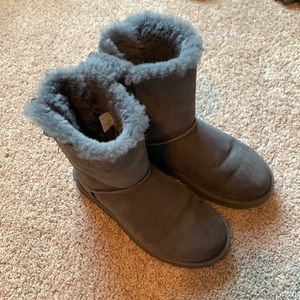 grey UGG with bows!